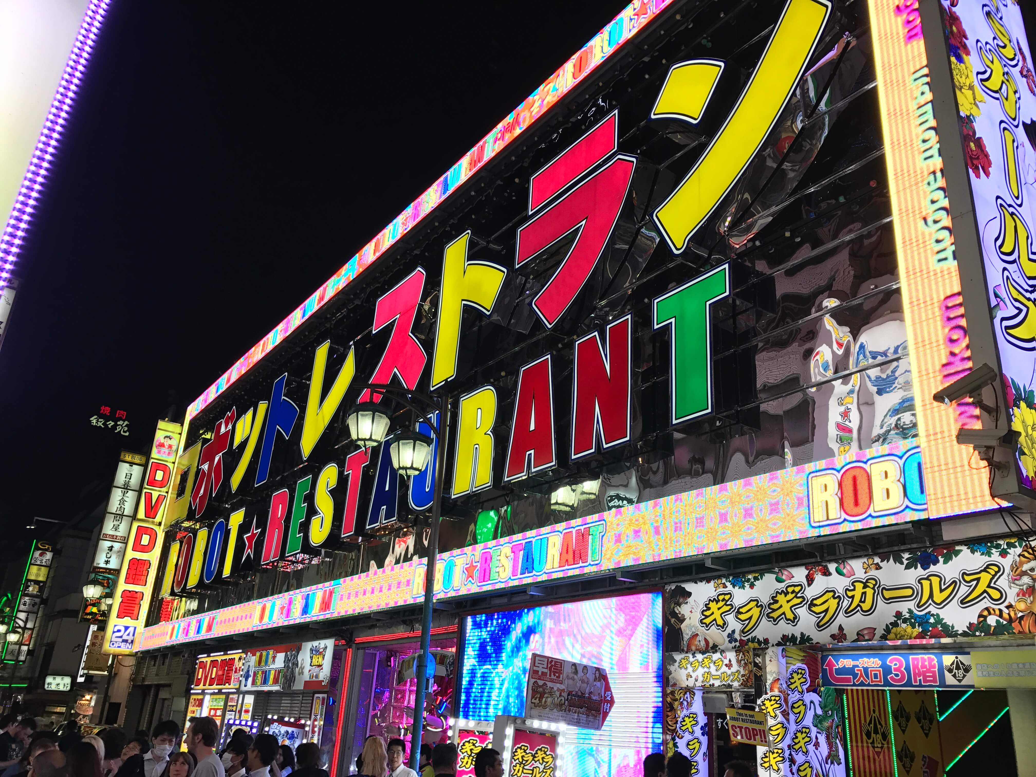LEDでひと際目立つ!歌舞伎町で一番賑やかなお店「ロボットレストラン」