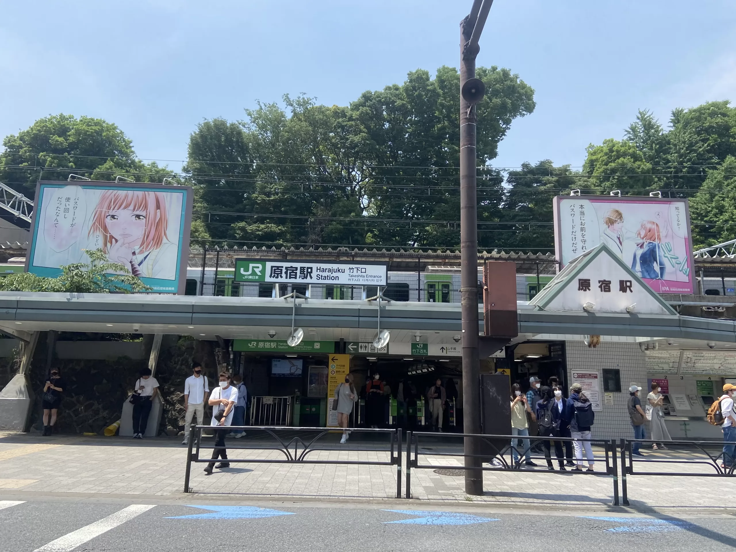 日本の最新文化発祥の地”原宿”に並ぶデジタルサイネージ