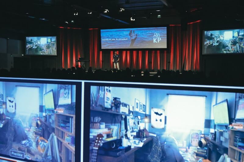 業務用ディスプレイとは？その特徴・家庭用ディスプレイとの違いを解説