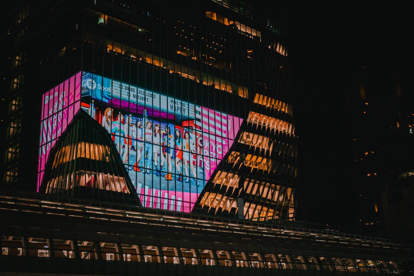 超大型！渋谷駅前のLEDビジョン激戦区に登場した新LEDビジョン