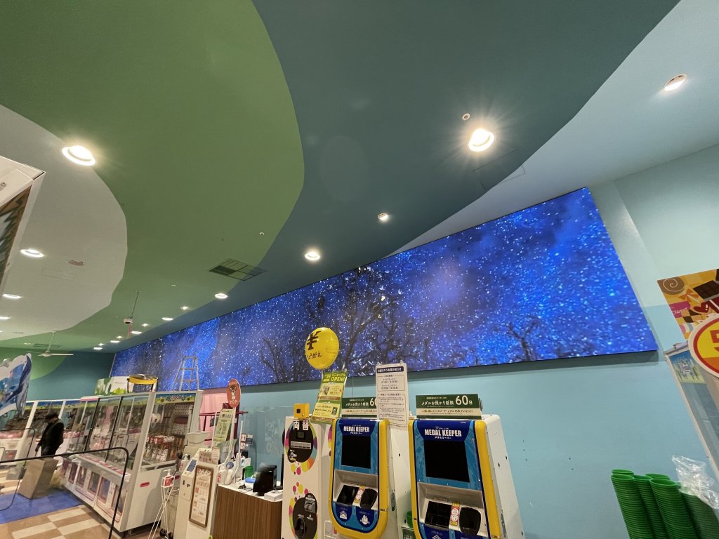 壁面に設置されたLEDビジョン