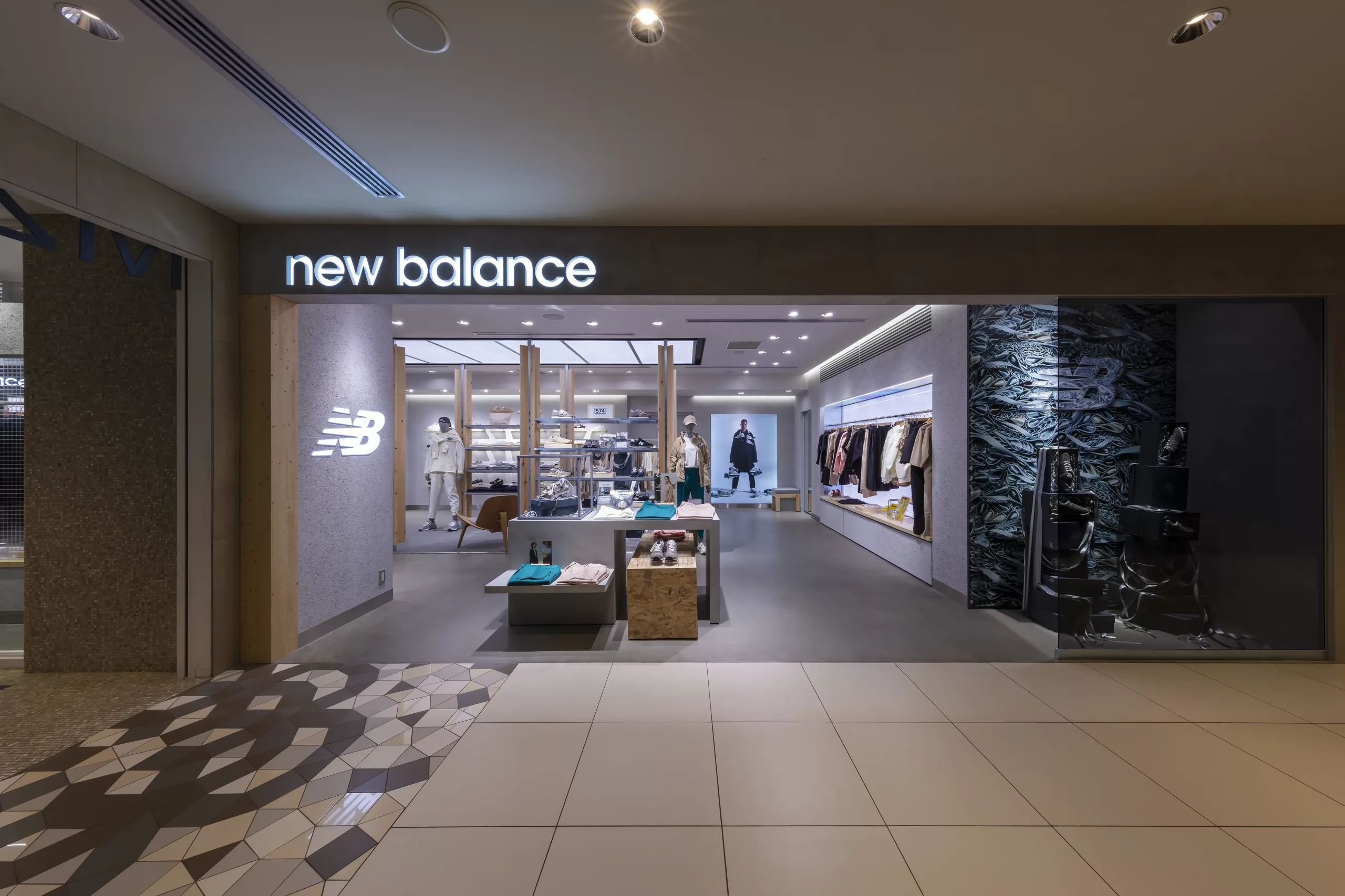 new balance/NEWoman新宿・福岡ららぽーと