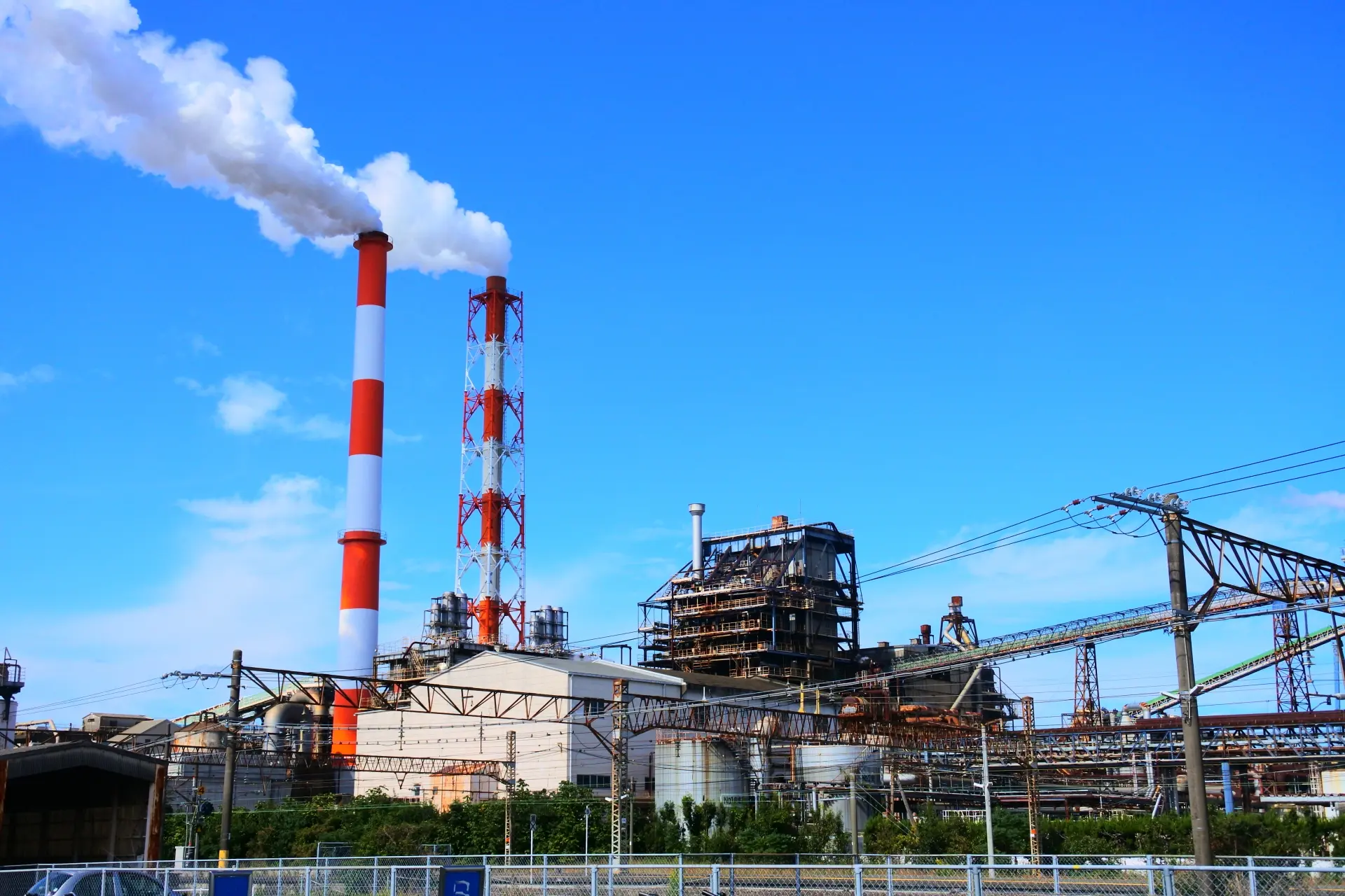 デジタルサイネージを工場に導入するメリットや設置場所の例、注意点などを解説！