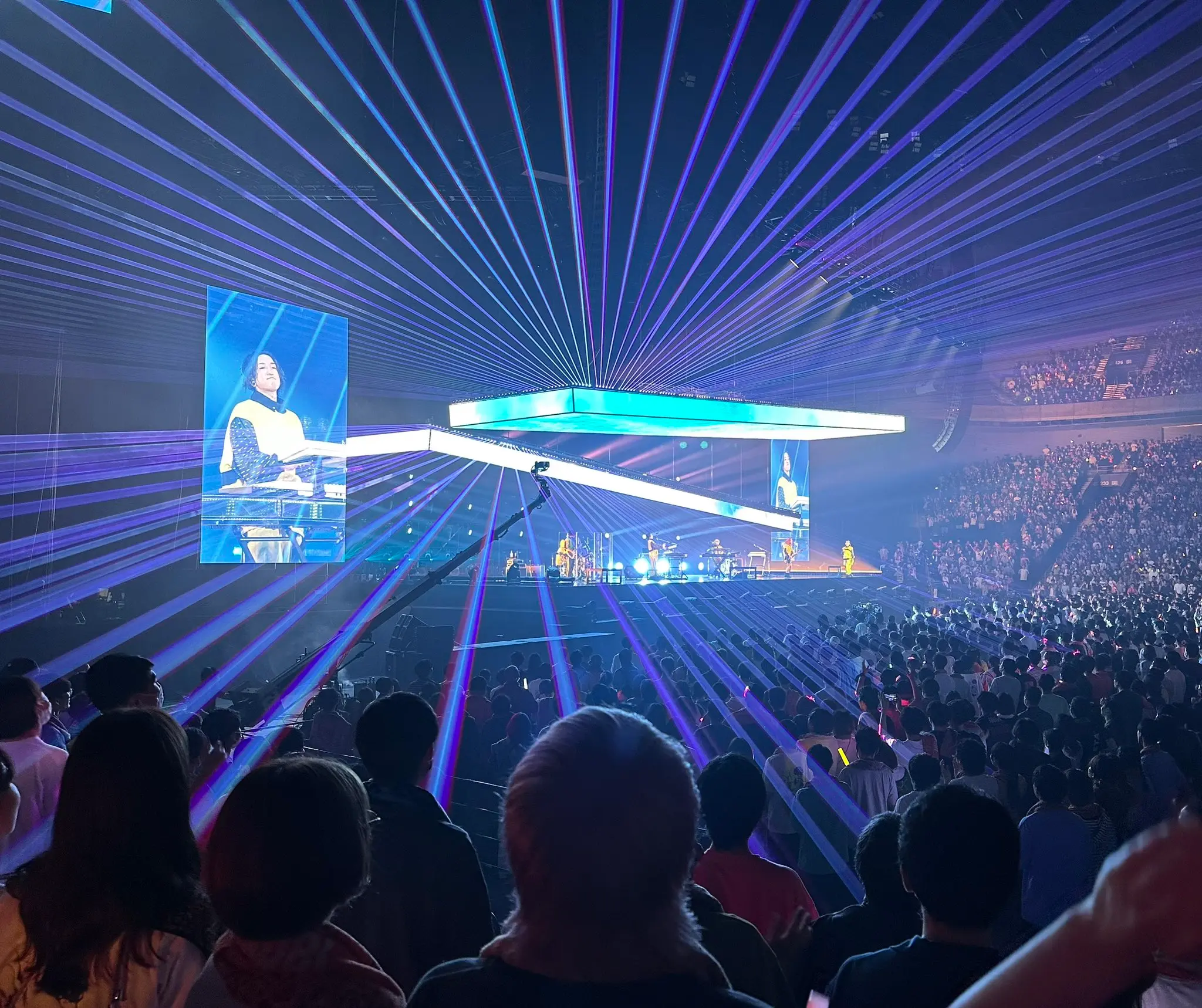 可動式の天井ビジョン