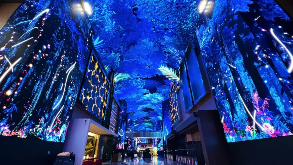インスパイア・エンターテインメント・リゾートにある「オーロラ」のLEDビジョン