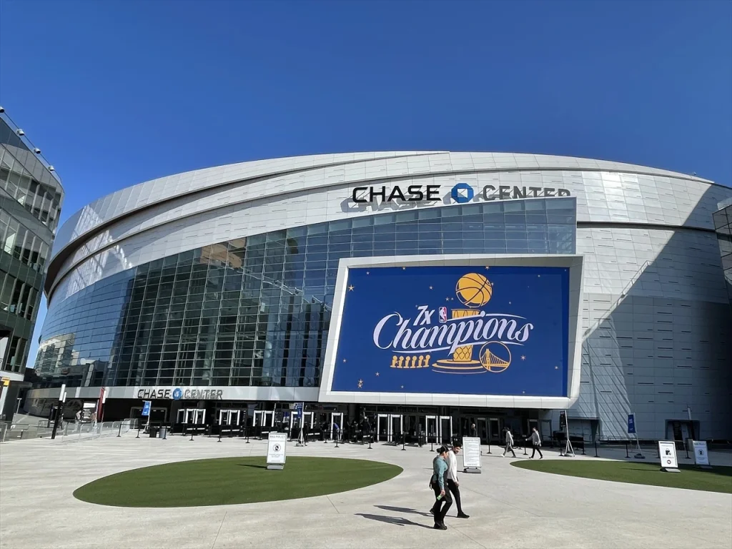 チェイスセンターの壁外LEDビジョン