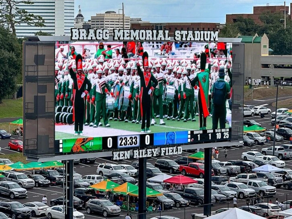 ブラッグ・メモリアル・スタジアムのLEDビジョン