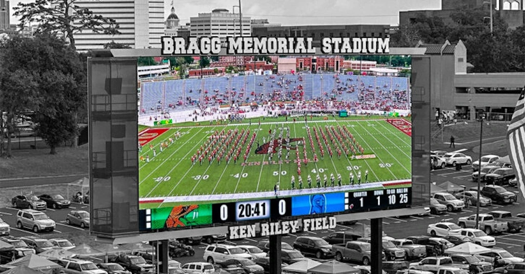 ブラッグ・メモリアル・スタジアムのLEDビジョン