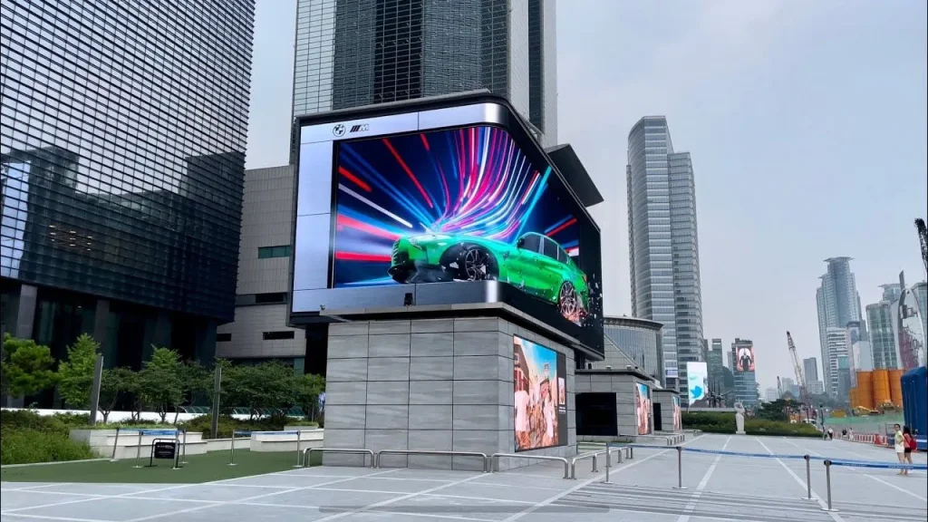 Coex K-Pop Square「WAVE」のLEDビジョンに車が放映されている画像