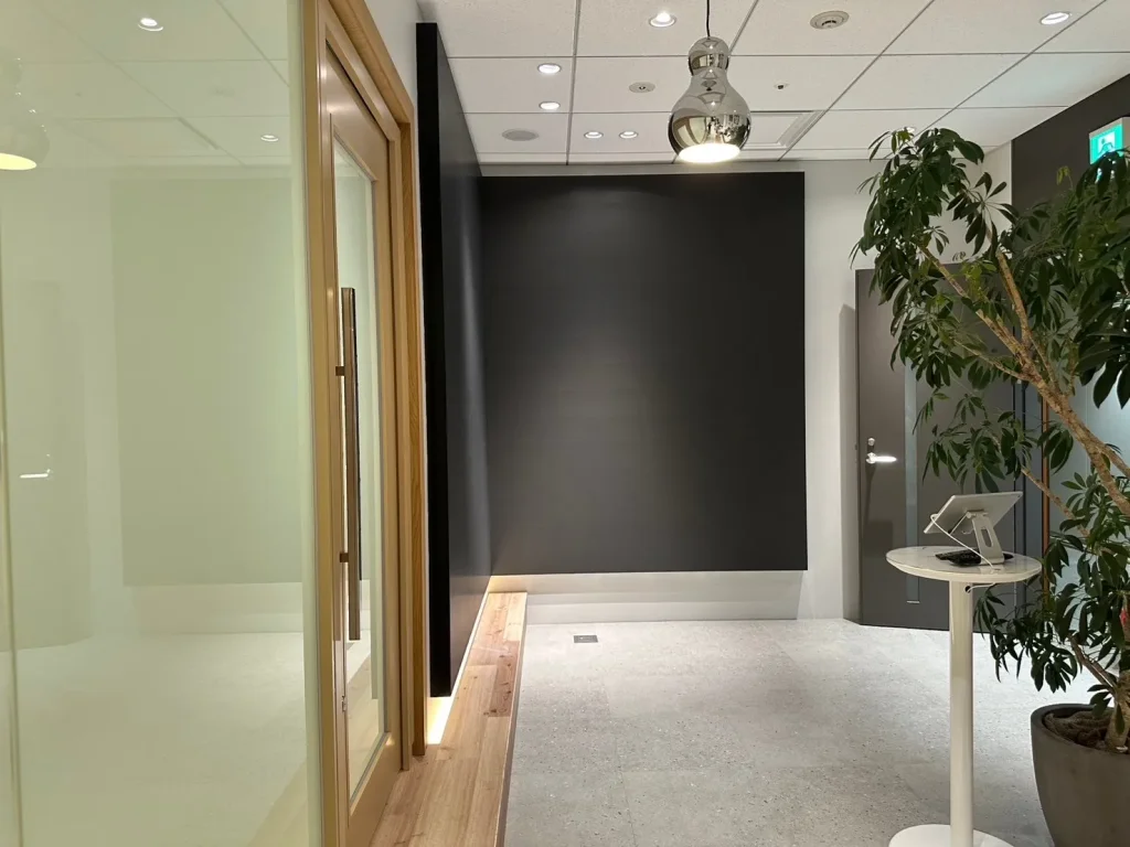 株式会社Total Life Design エントランスに設置されているLEDビジョン