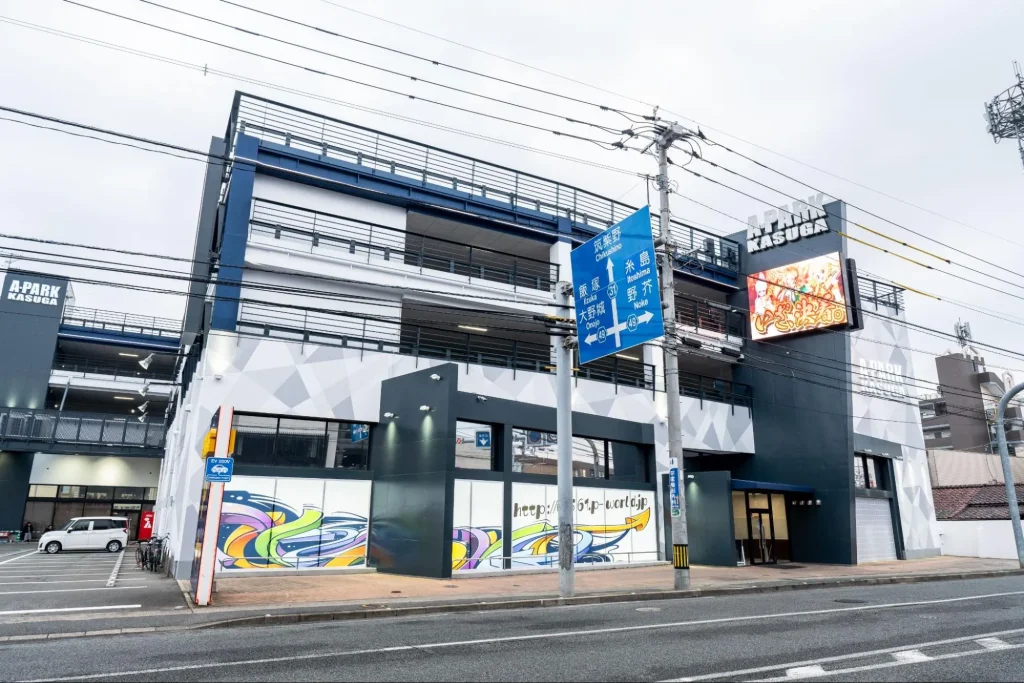 Aパーク春日店に設置されている屋外用LEDビジョン_昼ver