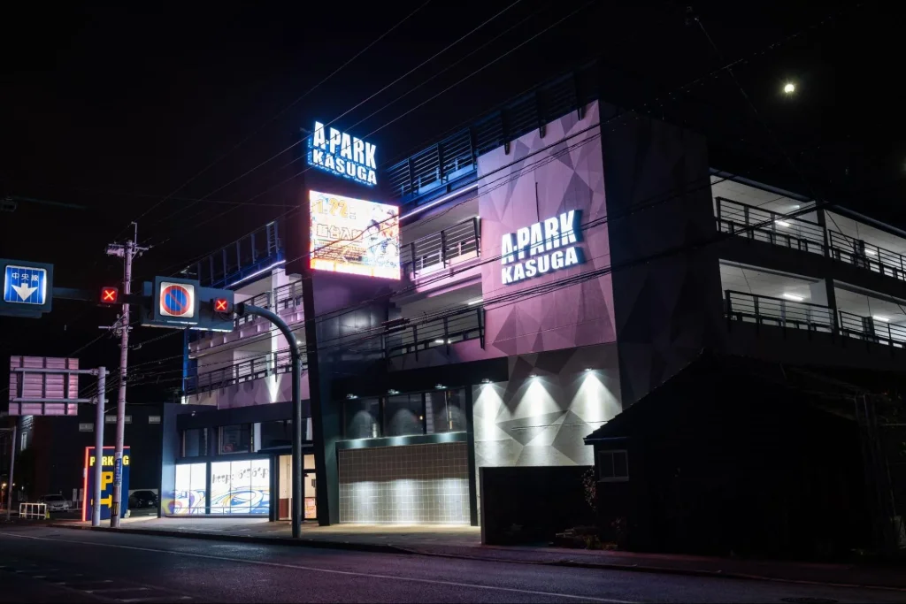 Aパーク春日店に設置されている屋外用LEDビジョン_夜ver