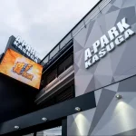 Aパーク春日店に設置されている屋外用LEDビジョン_昼ver