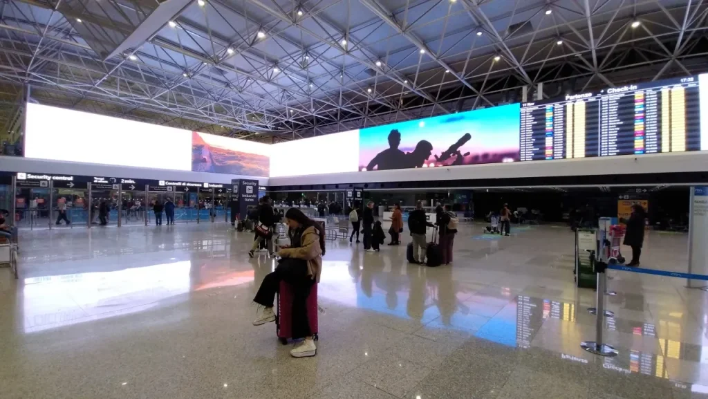 フィウミチーノ空港の
L字型LEDビジョン