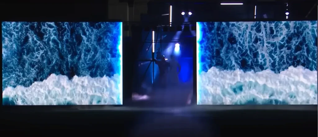 北海道日本ハムファイターズ 開幕セレモニーに設置された開閉式LEDビジョンに滝が放映されている画像